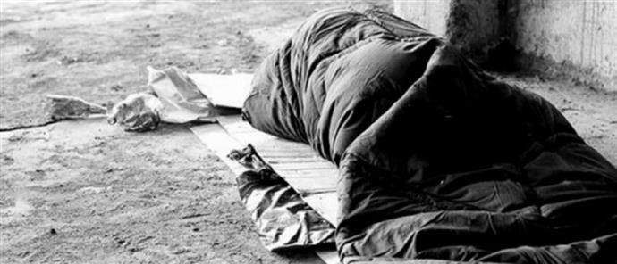 Μακάβριο εύρημα σε γήπεδο – Χτυπούσε το κινητό δίπλα στο νεκρό σώμα άστεγου